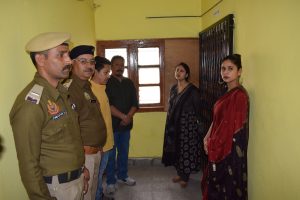 केलांग में ईवीएम एवं वीवीपैट स्टोर का निरीक्षण करतीं उपायुक्त किरण भड़ाना
