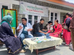 केलांग में धरती आभा अभियान के तहत आयोजित जागरूकता शिविर में भाग लेते स्थानीय निवासी और विभागीय अधिकारी।