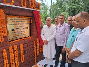 कृषि मंत्री चंद्र कुमार ने वनतुंगली में सामुदायिक केंद्र का शिलान्यास करते हुए।