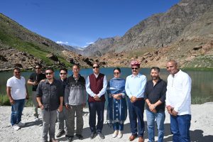 लाहौल में विकास योजनाओं के शिलान्यास से पहले जनता से मिलते नेता प्रतिपक्ष जयराम ठाकुर।