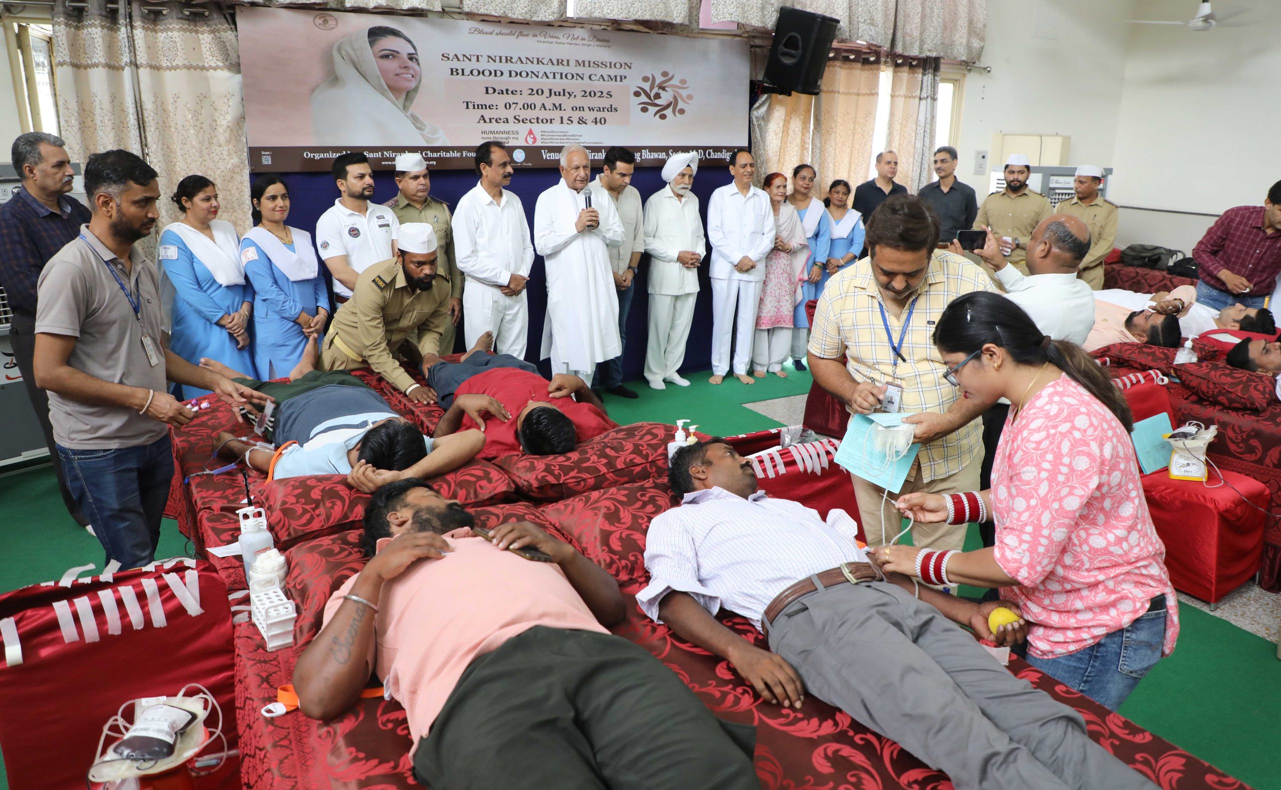 संत निरंकारी सत्संग भवन, चंडीगढ़ में रक्तदान करते श्रद्धालु।