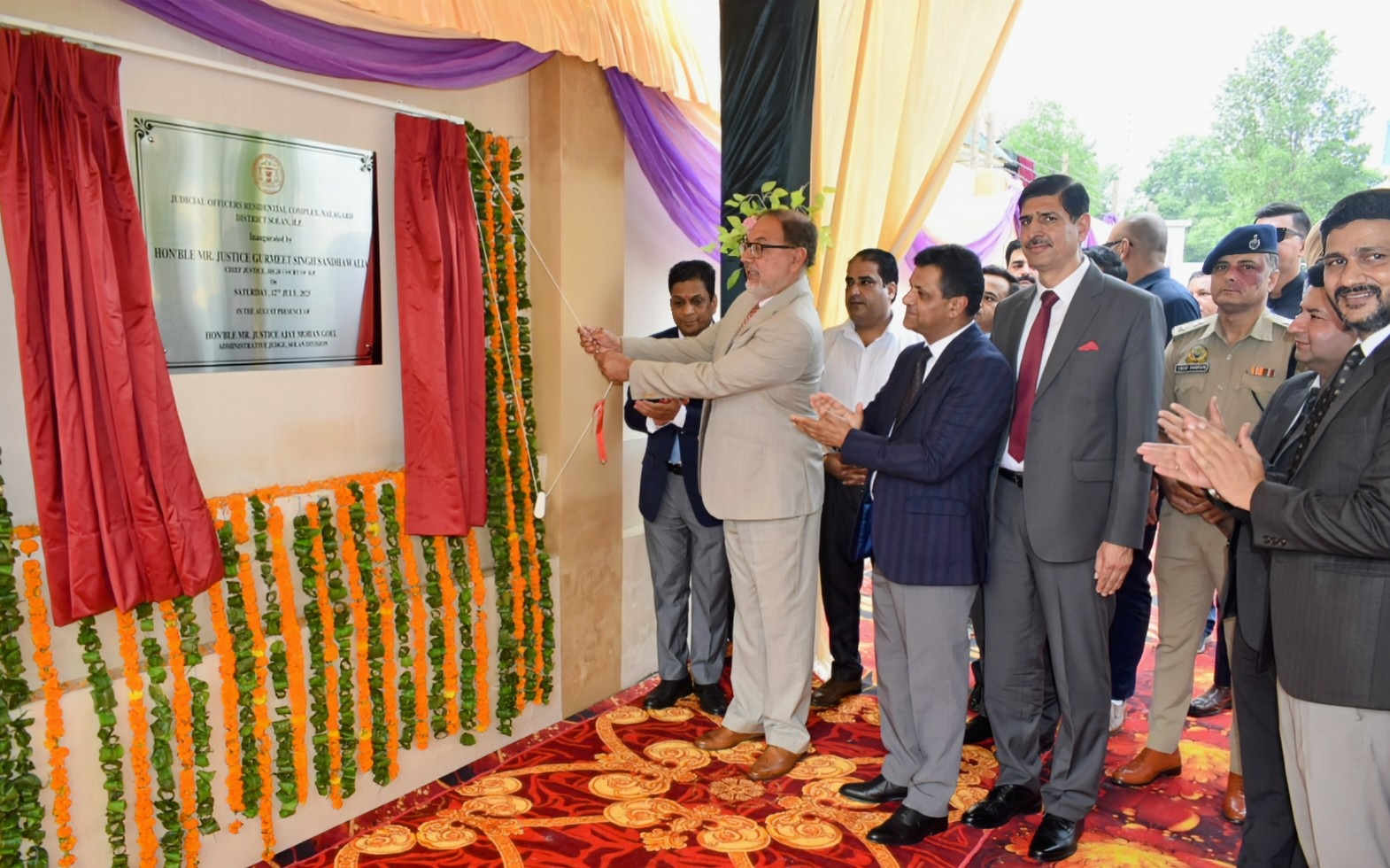 मुख्य न्यायाधीश गुरमीत सिंह संधावालिया नालागढ़ में आवासीय परिसर का निरीक्षण करते हुए