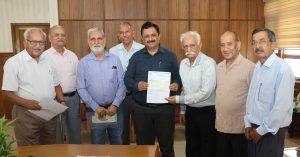 उपायुक्त सोलन को ओल्ड ऐज हेल्पलाइन सोसायटी ने मुख्यमंत्री राहत कोष के लिए 51,000 रुपये का चेक सौंपा