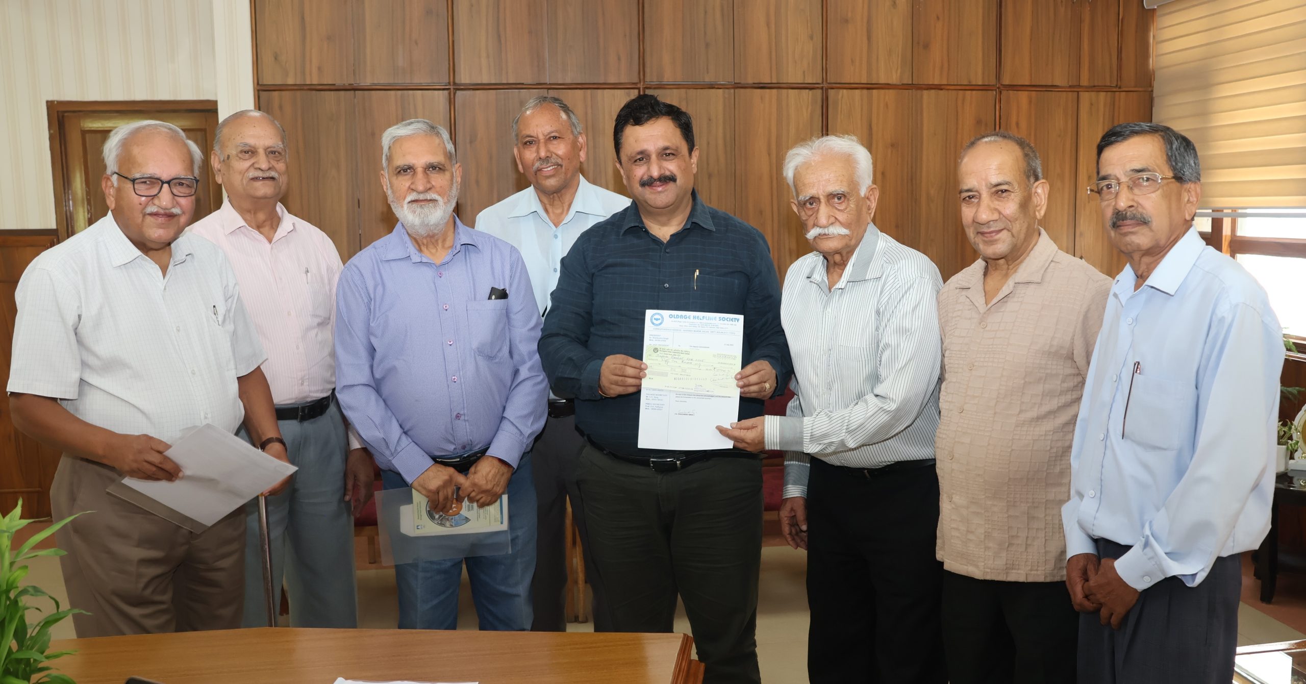उपायुक्त सोलन को ओल्ड ऐज हेल्पलाइन सोसायटी ने मुख्यमंत्री राहत कोष के लिए 51,000 रुपये का चेक सौंपा