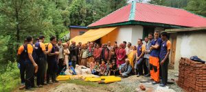 आपदा प्रभावित क्षेत्रों में राहत पहुंचाते एसडीआरएफ जवान, ड्रोन से की जा रही आपूर्ति।