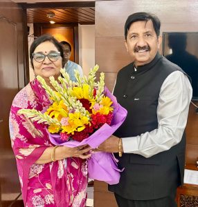 नई दिल्ली में उप-मुख्यमंत्री मुकेश अग्निहोत्री की रजनी पाटिल से शिष्टाचार भेंट करते हुए तस्वीर।