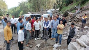 मंत्री राजेश धर्माणी आपदा प्रभावित परिवारों से वार्ता करते हुए और राहत कार्यों का जायजा लेते हुए, करसोग—12 जुलाई।