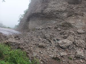 एनएच-03 पर गिरी भारी चट्टानों के बाद बंद हुआ नया बाईपास, यातायात डायवर्ट।