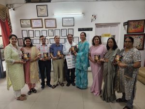 ‘पथ के फूल’ काव्य संग्रह का विमोचन करते प्रिंसिपल डॉ. सपना नंदा व अन्य साहित्यकार