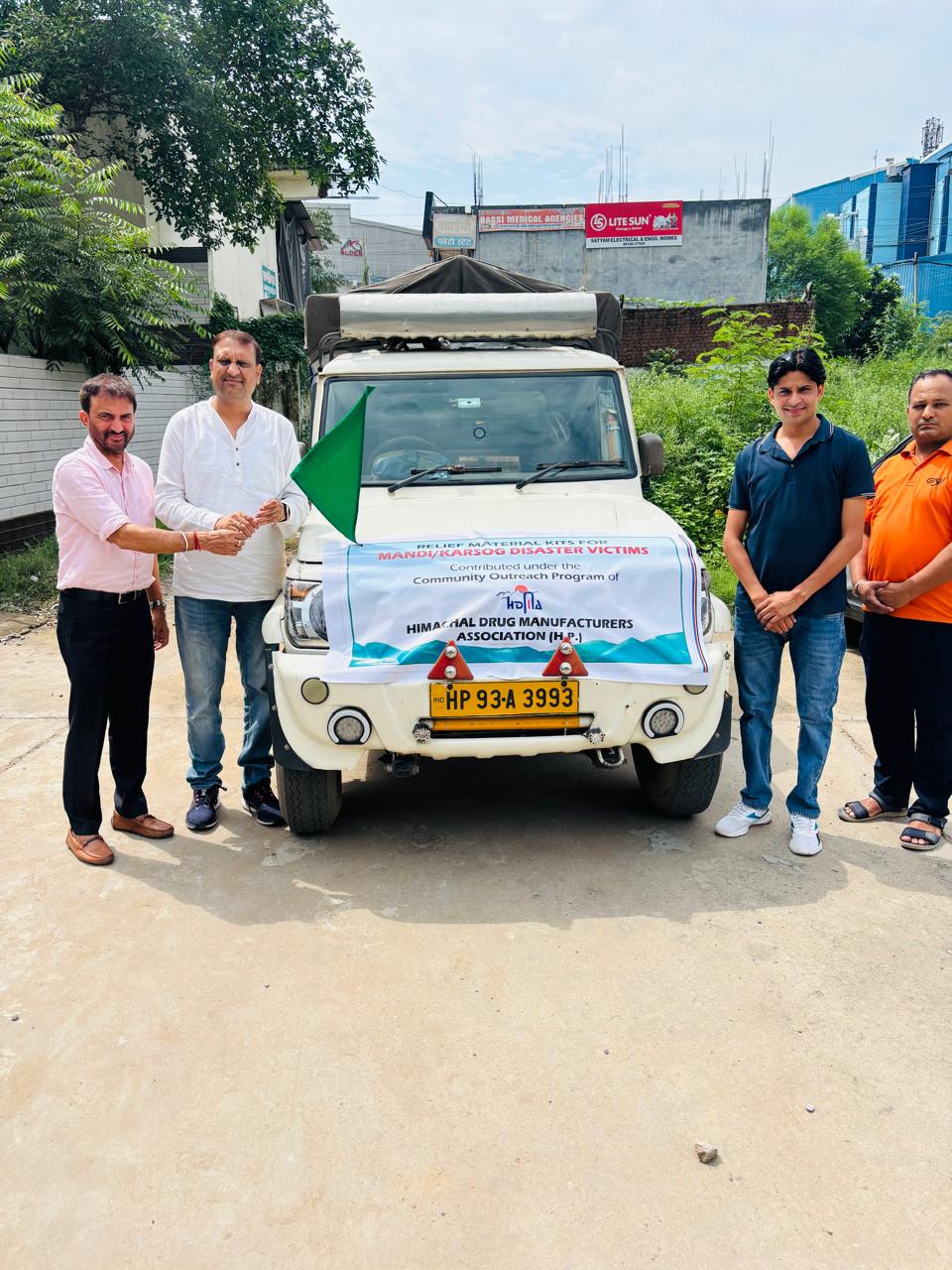 एचडीएमए पदाधिकारी मंडी आपदा पीड़ितों के लिए राहत किट रवाना करते हुए।