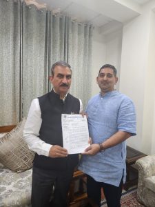 उपमुख्य सचेतक केवल सिंह पठानिया ने सीएम सुक्खु को सौंपा अर्धसैनिक कल्याण बोर्ड गठन का मांग पत्र।