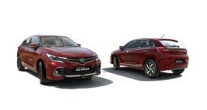 टोयोटा ग्लैंज़ा के नए प्रेस्टीज एडिशन और छह एयरबैग का फीचर पेश करते अधिकारी