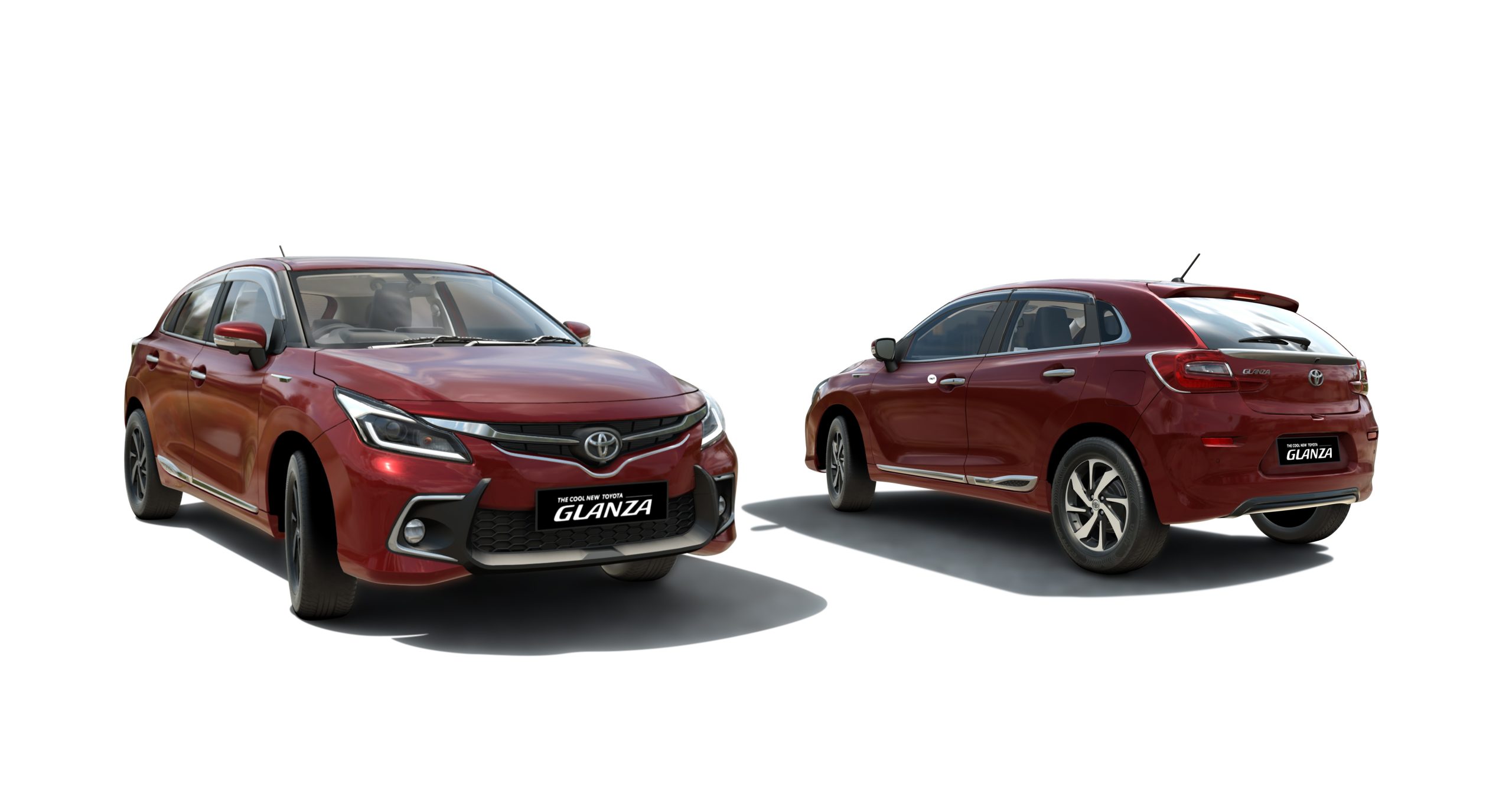 टोयोटा ग्लैंज़ा के नए प्रेस्टीज एडिशन और छह एयरबैग का फीचर पेश करते अधिकारी