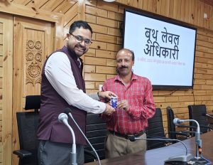 प्रशिक्षण के दौरान बूथ लेवल अधिकारियों को जानकारी देते एसडीएम प्रियांशु खाती।