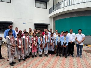 मेधावी छात्राओं को गोद लेने और महिलाओं को सिलाई मशीन वितरित करते संस्था के सदस्य व अतिथि