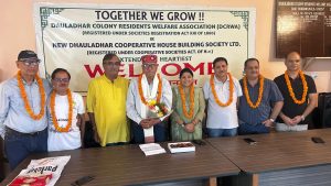 चौथी बार अध्यक्ष निर्वाचित होने पर बलदेव सिंह राणा को बधाई देते कॉलोनी के सदस्य।