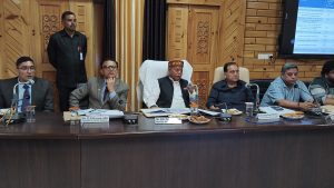 राज्यपाल शिव प्रताप शुक्ल चंबा में आकांक्षी जिला कार्यक्रम की समीक्षा बैठक की अध्यक्षता करते हुए।