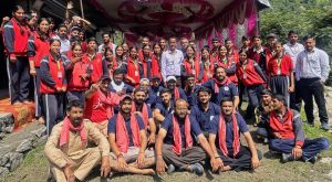 श्रीखंड यात्रा के दौरान लंगर सेवा में जुटे कोटखाई समिति के सदस्य