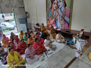 विश्वकर्मा मंदिर परिसर में गुरु पूर्णिमा पर आयोजित भव्य महा सत्संग में भजनों और ध्यान में लीन साधक।