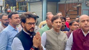 अनुराग ठाकुर ने सराज क्षेत्र में बच्चों को वितरित किए स्कूल बैग व स्टेशनरी