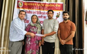 प्रधानमंत्री सुरक्षा बीमा योजना के लाभ से आर्थिक सहायता पाते परिजन