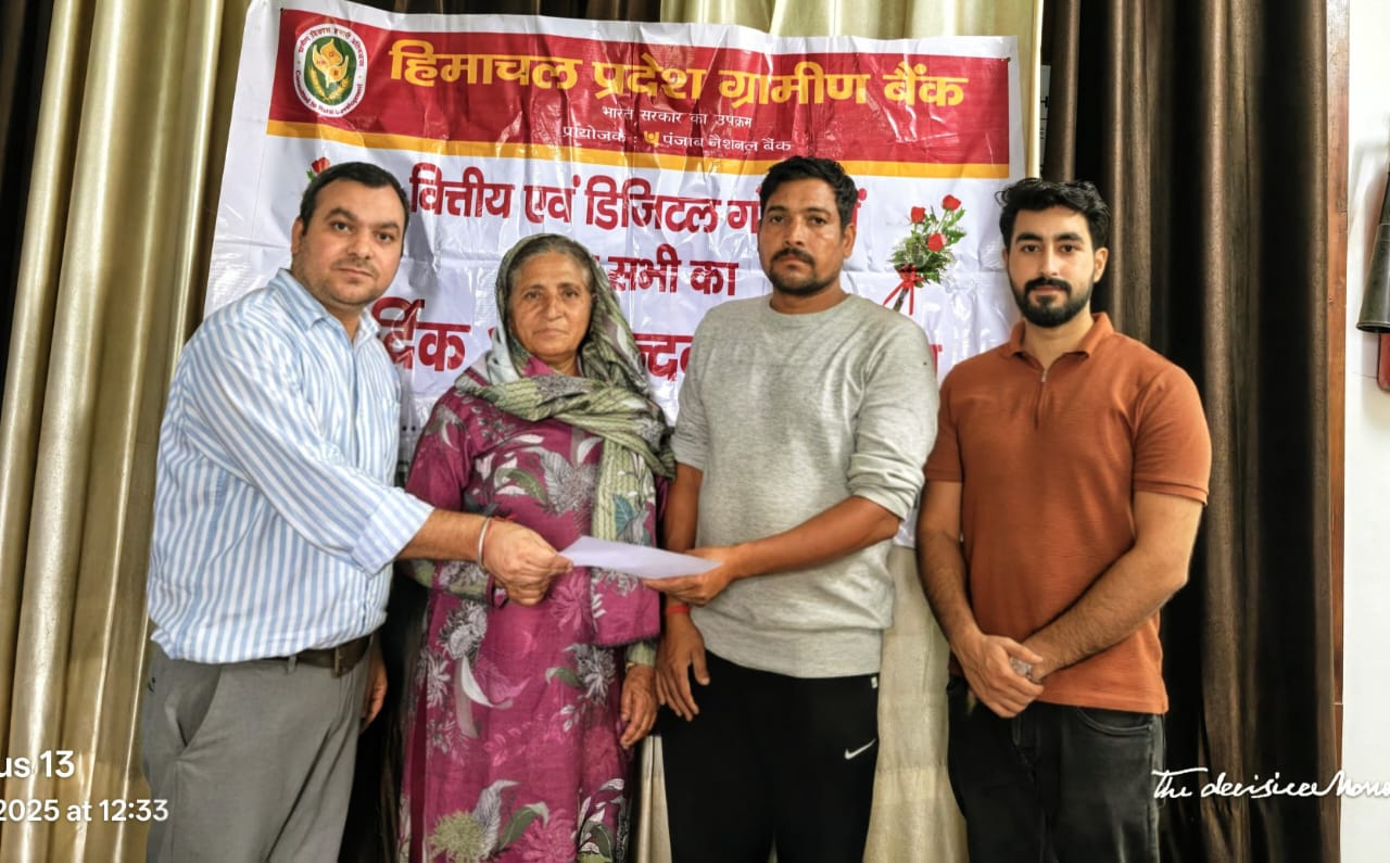 प्रधानमंत्री सुरक्षा बीमा योजना के लाभ से आर्थिक सहायता पाते परिजन