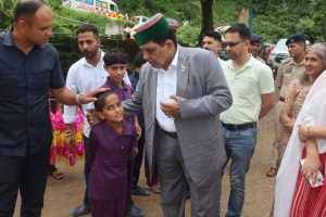 डॉ. धनीराम शांडिल बच्चों से मिलते हुए, बाल गृह सरकाघाट में संवेदनशील पहल