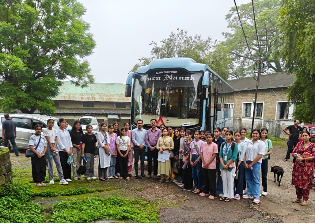 डाइट धर्मशाला से शैक्षणिक भ्रमण के लिए रवाना होते छात्र-छात्राएं, प्रिंसिपल ने दिखाई हरी झंडी।