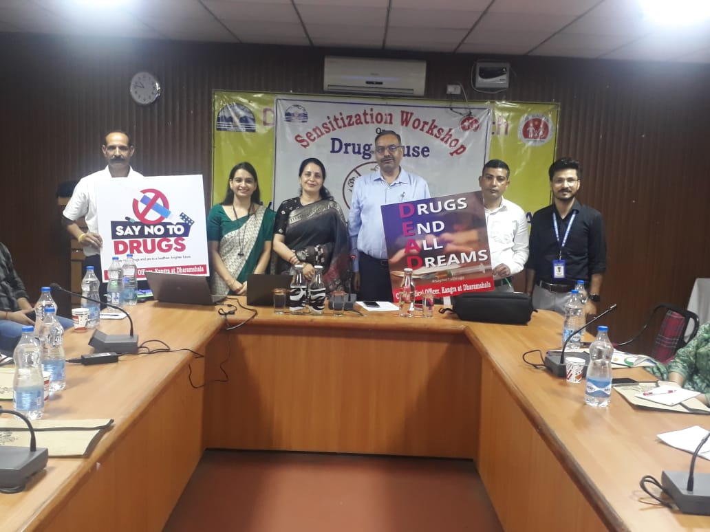 धर्मशाला में नशा मुक्ति जागरूकता कार्यशाला के दौरान विशेषज्ञों द्वारा दी गई जानकारी