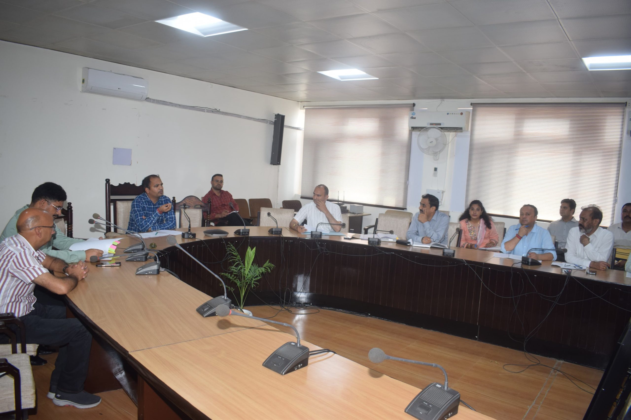 बिलासपुर में एफसीए मामलों पर समीक्षा बैठक करते उपायुक्त राहुल कुमार