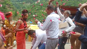 श्रीखंड कैलाश यात्रा से लौटती 30वीं पवित्र छड़ी का निरमंड में भव्य स्वागत।