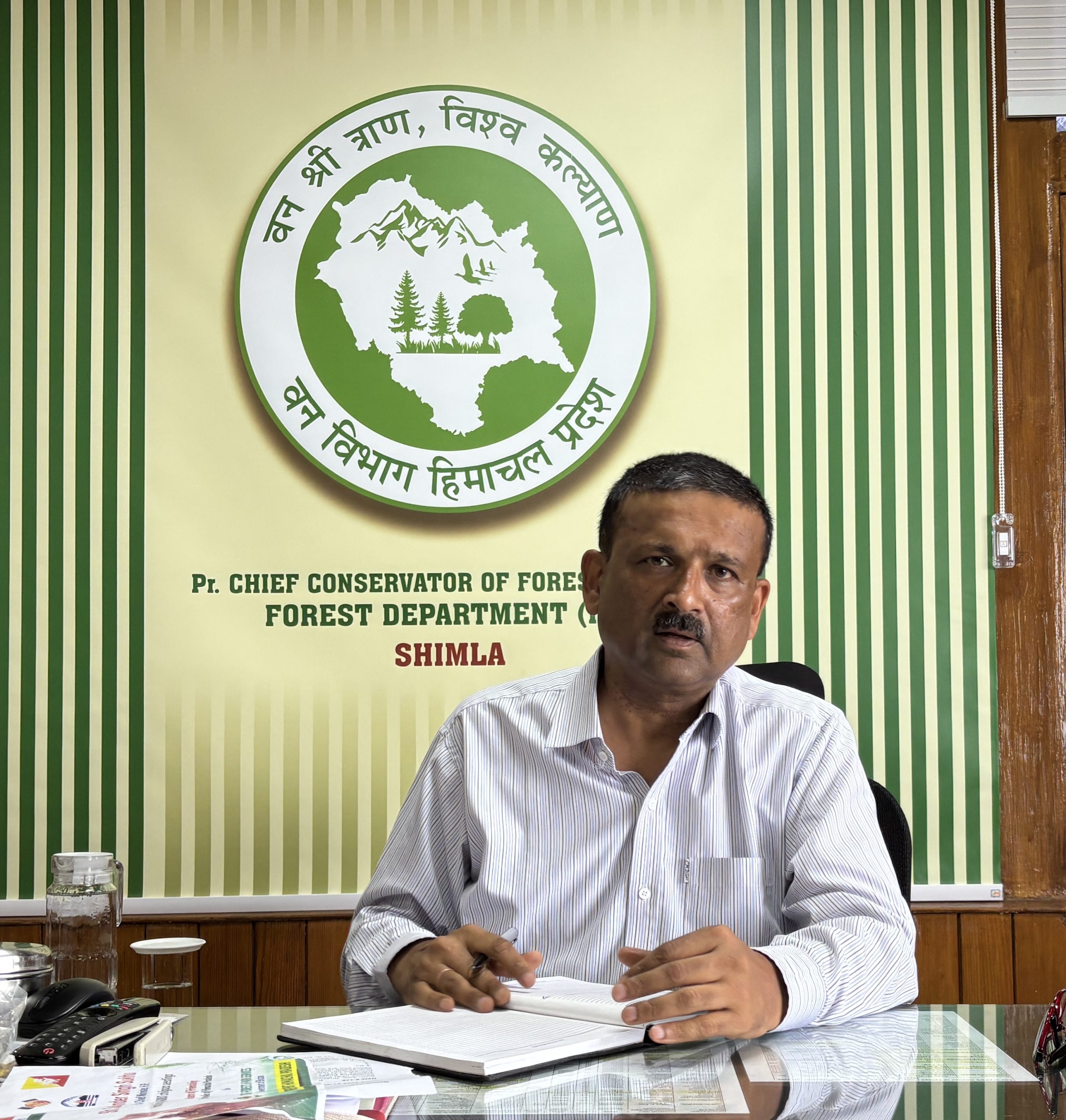 राजीव गांधी योजना के तहत पौधरोपण करते वन विभाग के अधिकारी और ग्रामीण