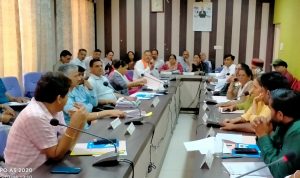 हमीरपुर जिला परिषद की बैठक में जनहित मुद्दों पर चर्चा करती अध्यक्ष बबली और अन्य सदस्य।