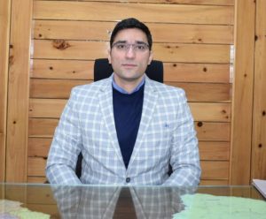 भरमौर क्षेत्र में चल रहे कार्यों का निरीक्षण करते अधिकारी।