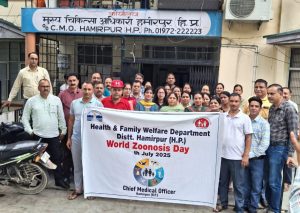 जूनोसिस दिवस के अवसर पर स्वास्थ्य विभाग द्वारा आयोजित जागरूकता कार्यक्रम में भाग लेते प्रतिभागी
