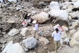 होमगार्ड जवान पैदल यात्रा कर सराज क्षेत्र के दुर्गम गांवों में राहत सामग्री पहुंचाते हुए।