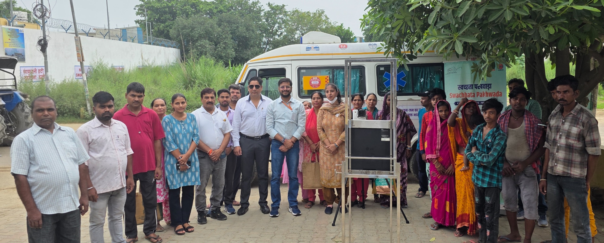 बाथड़ी में आयोजित स्वास्थ्य शिविर में जांच करवाते ग्रामीण, साथ में उपस्थित डॉ. विशाल ठाकुर और आईओसीएल प्रतिनिधि।