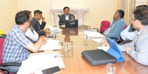 भांग खेती मसौदा नियमों पर समीक्षा करते राजस्व मंत्री जगत सिंह नेगी