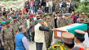 शहीद पुष्पेंद्र नेगी की अंतिम यात्रा में शामिल भाजपा नेता