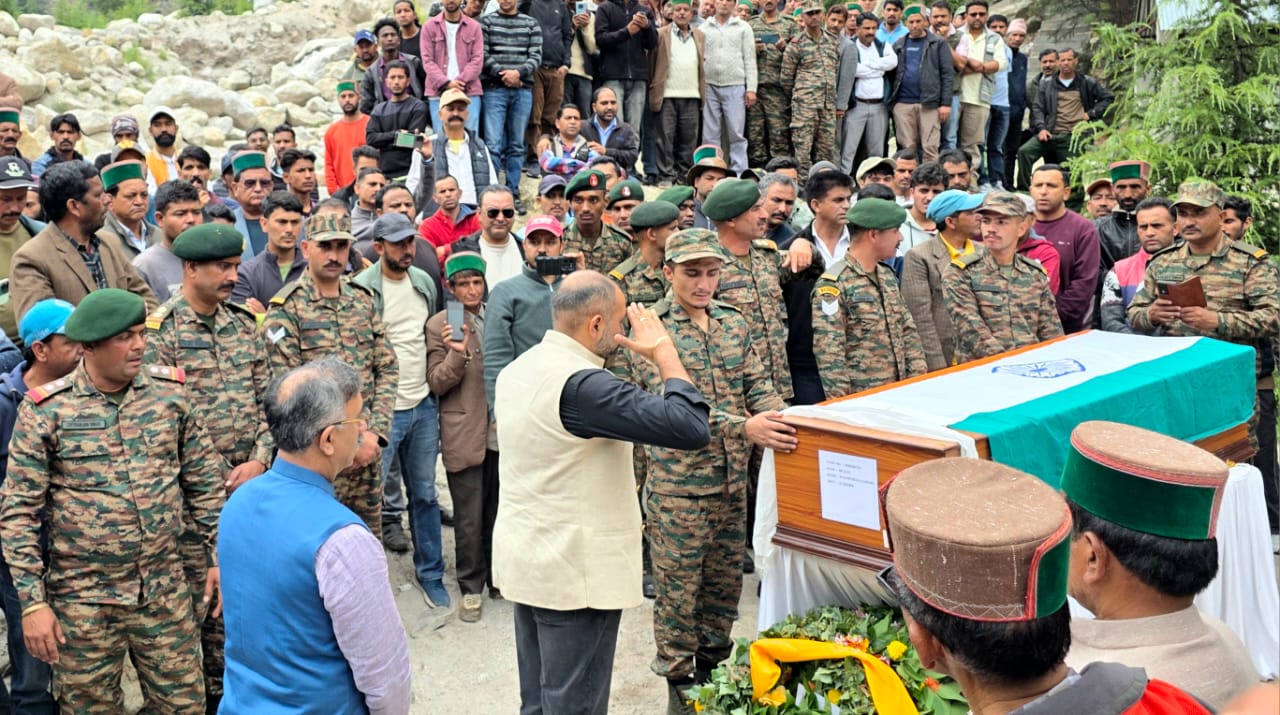 शहीद पुष्पेंद्र नेगी की अंतिम यात्रा में शामिल भाजपा नेता