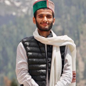 शिमला में जॉब ट्रेनी पॉलिसी के खिलाफ सृजन झामटा की प्रतिक्रिया देते हुए।