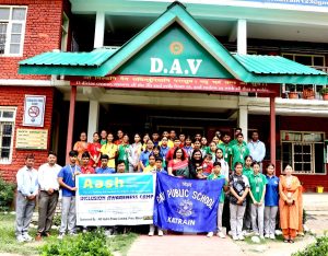 डीएवी कटराई स्कूल में दिव्यांगता पर आधारित कार्यशाला में भाग लेते छात्र और शिक्षक