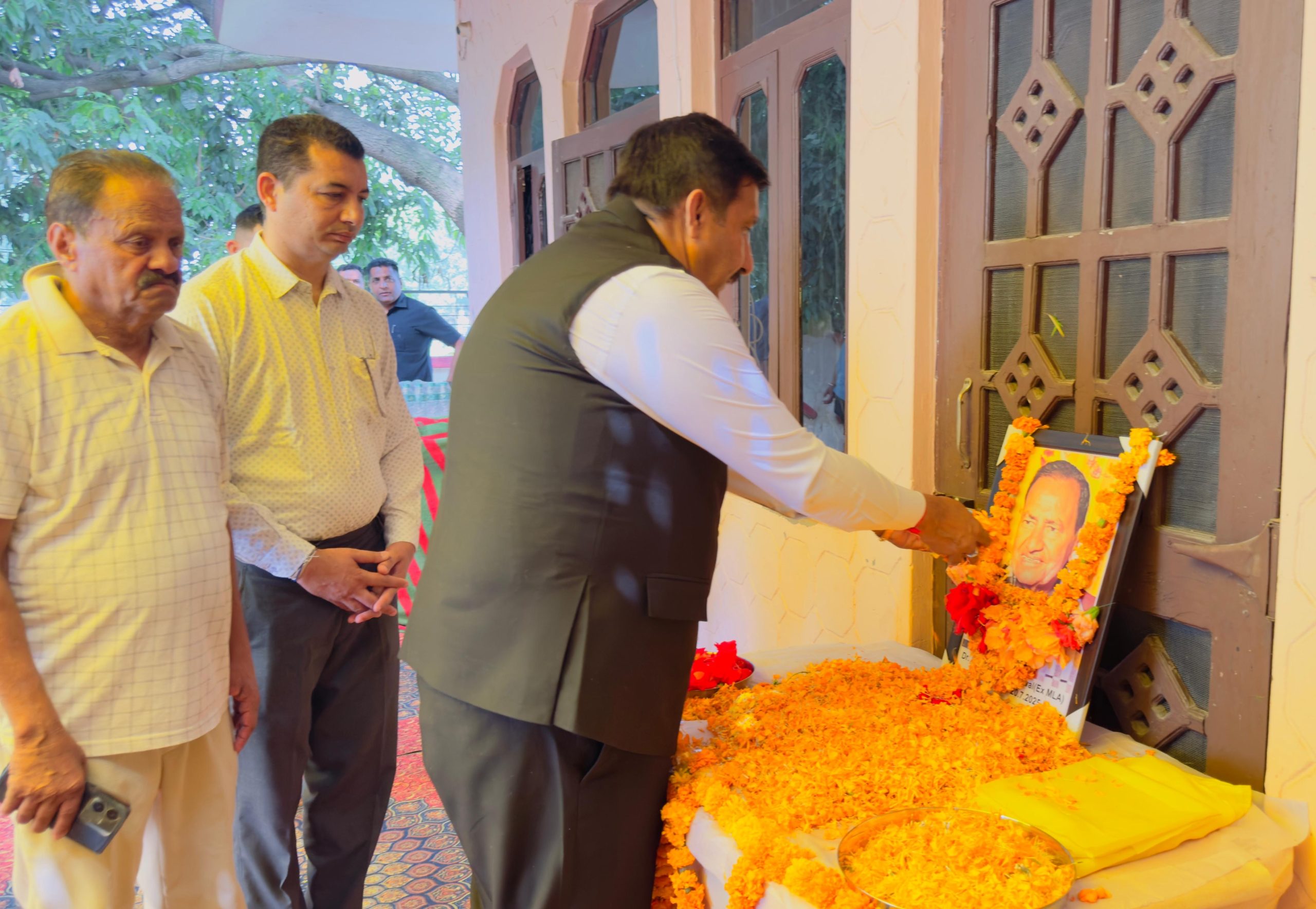 हम्बोली स्थित निवास पर पूर्व विधायक गणेश दत्त भरवाल को श्रद्धांजलि देते उपमुख्यमंत्री मुकेश अग्निहोत्री।