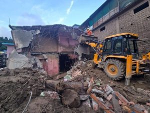 एनडीआरएफ और एसडीआरएफ की टीम ड्रोन से पंडोह डैम क्षेत्र में सर्च अभियान चलाते हुए।