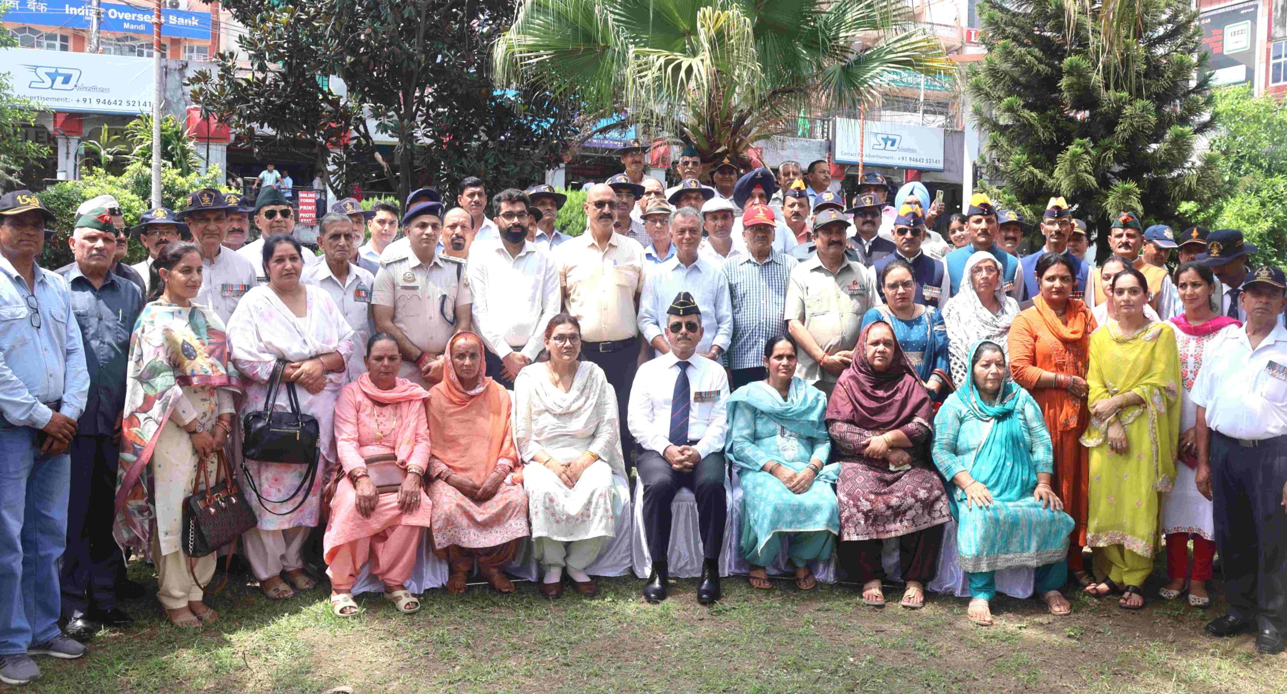 मंडी के शहीद स्मारक पर कारगिल वीरों को श्रद्धांजलि अर्पित करते अतिथि व अधिकारी।