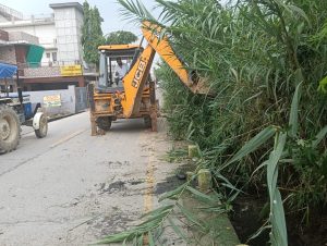 नगर निगम ऊना टीम द्वारा शीतला माता मंदिर और फ्रेंड्स कॉलोनी क्षेत्र में डीसिल्टिंग कार्य।