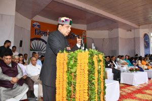 स्वतंत्रता दिवस समारोह में संबोधित करते स्वास्थ्य मंत्री डॉ. धनीराम शांडिल