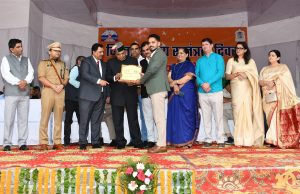 स्वतंत्रता दिवस समारोह में उत्कृष्ट कार्य करने वाली विभूतियों को सम्मानित करते मंत्री डॉ. धनीराम शांडिल।