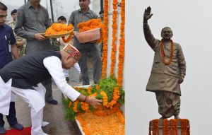 शिमला रिज मैदान पर अटल बिहारी वाजपेयी को श्रद्धांजलि अर्पित करते राज्यपाल शिव प्रताप शुक्ल।
