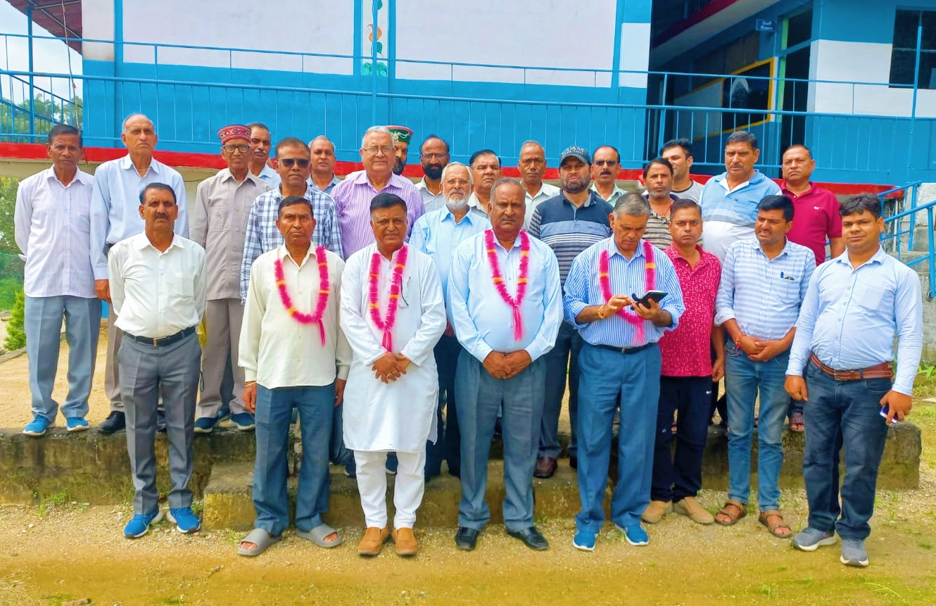 “पालमपुर में आयोजित चुनावी बैठक में मौजूद पदाधिकारी और सदस्य”